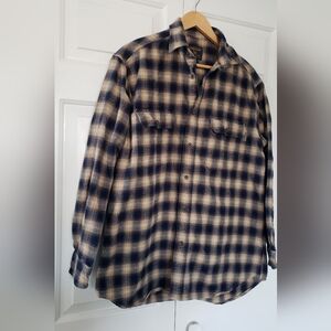 Mens Woolrich Flannel Navy tan plaid Flannel Shirt sz med
